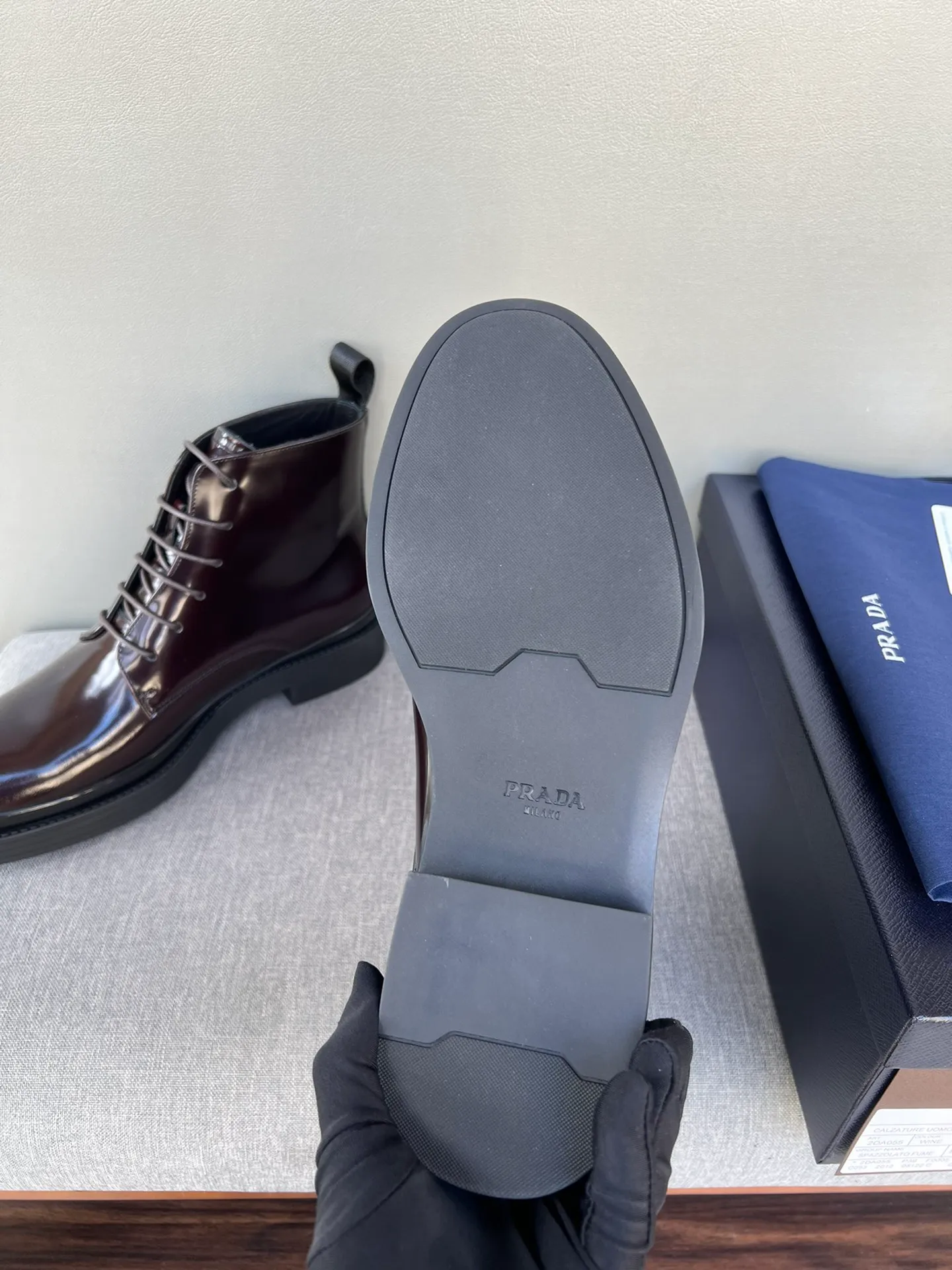 Batch of 1000💰Exclusive hot-selling new Prada Chelsea thick-soled men's shoes, naked boots, imported calf leather on the surface, cow leather on the lining, the outsole is made of private model TPU material, the frosted effect is consistent with the original version, 39-44 in stock (38, 45 custom-made, non-refundable)